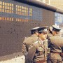 Soldats d'Allemagne de l'Est devant le mur côté Ouest